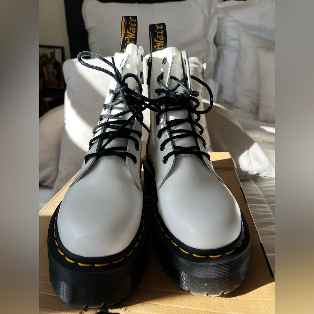 ALMOST NEW DR MARTEN BOOTS
